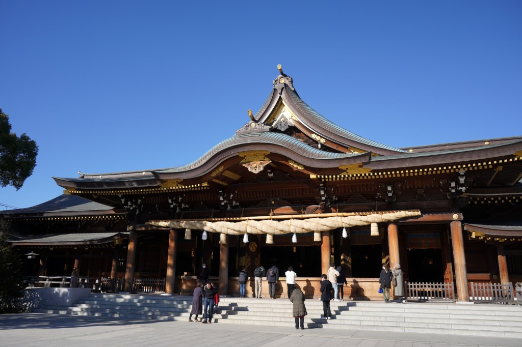 寒川神社の本宮の外観、青空を背景にして多くの参拝者が訪れている様子